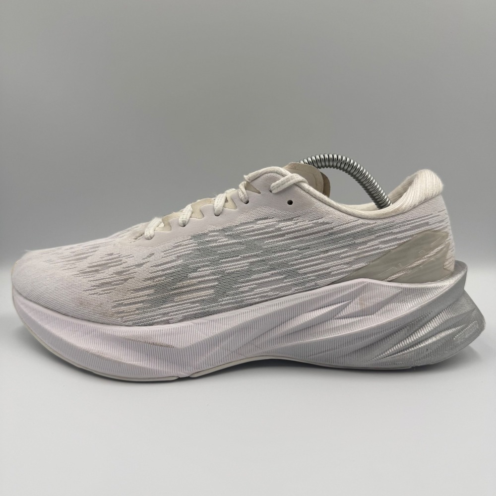 ASICS Novablast 3 Women Size 10.5 Running Shoes 1012B288 White Silver - Picture 3 of 9